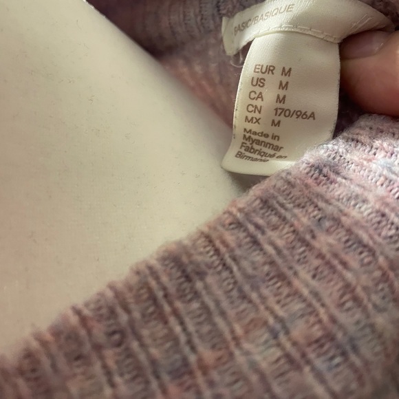 3/30 Deal !! Violet coloured sweater - Picture 2 of 4